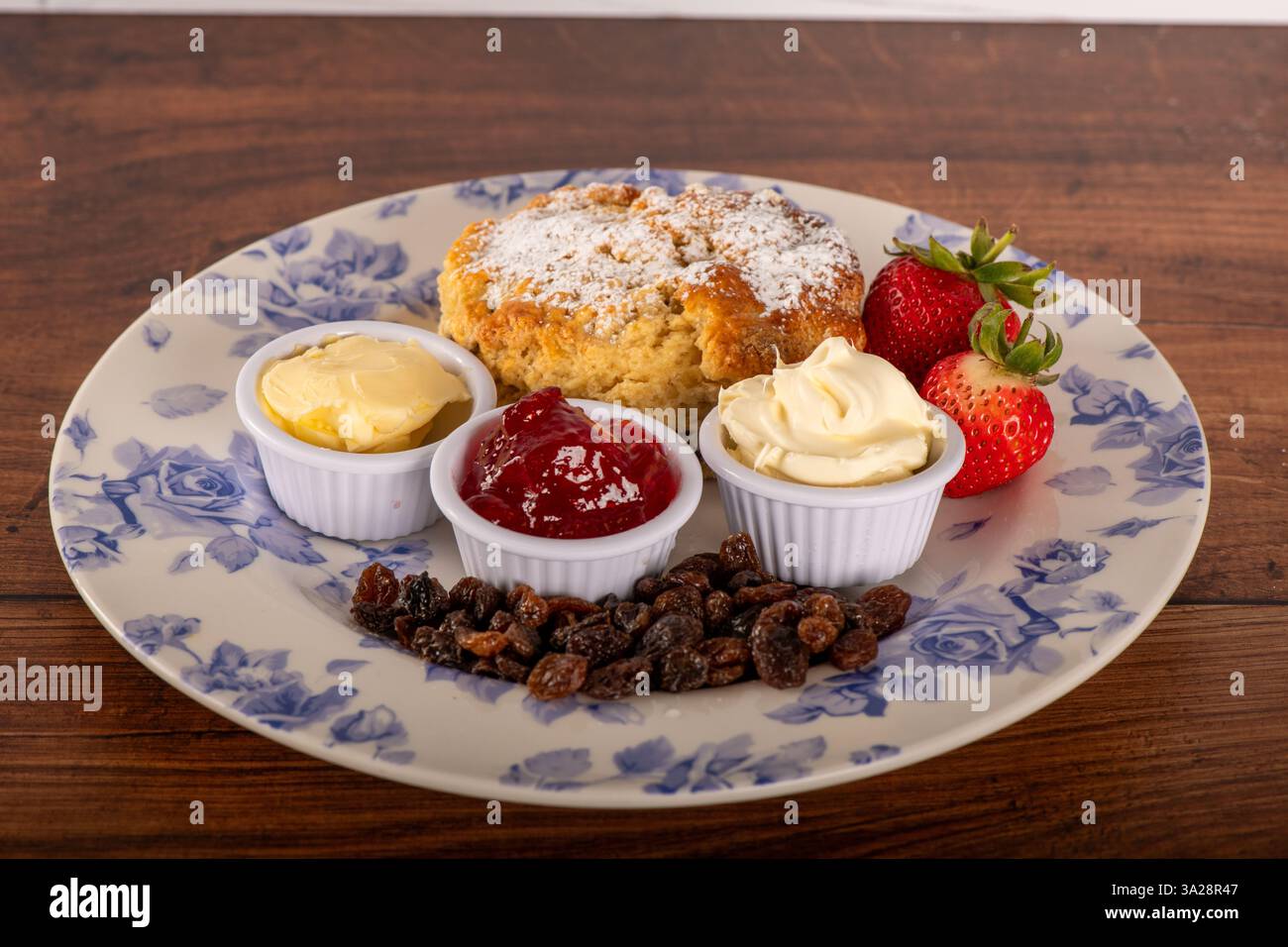 Ein Frucht Scone, Cream Tee mit Marmelade und Erdbeeren und Clotted Cremes Side Shot Stockfoto