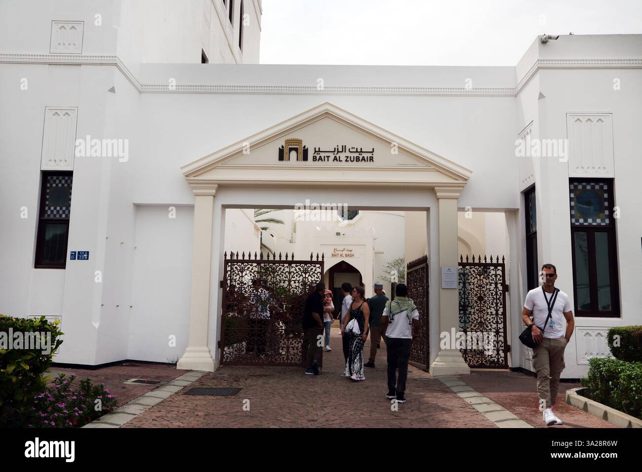 Touristen am Eingang des Bait Al Zubair Museums Old Muscat Oman Stockfoto