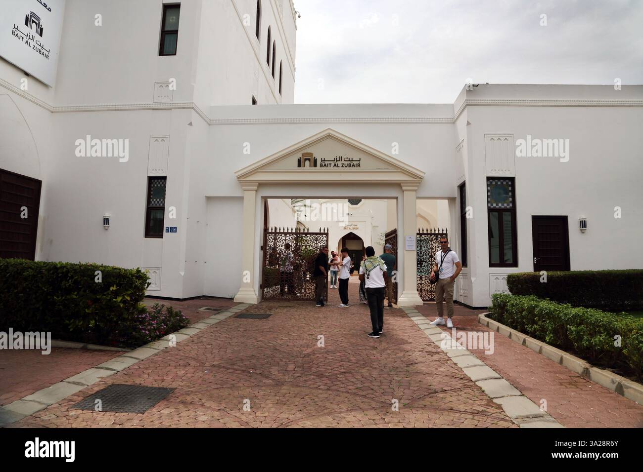 Touristen am Eingang des Bait Al Zubair Museums Old Muscat Oman Stockfoto