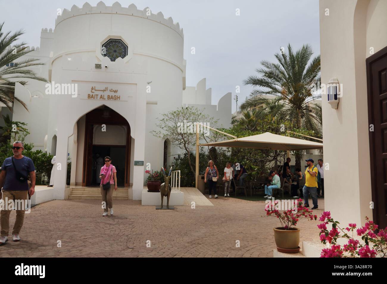 Bait Al Zubair Museum Touristen Vor Bait Al Bagh Hauptgebäude Old Maskat Oman Stockfoto