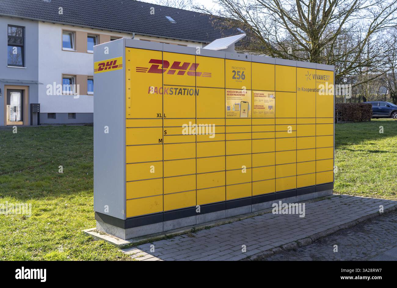 DHL Packstation, Abholung und Rückgabe von DHL Paketen, in einem Wohngebiet, Station wird mit Solarenergie betrieben, Bottrop, Nordrhein-Westfalen, Deutschland, Stockfoto
