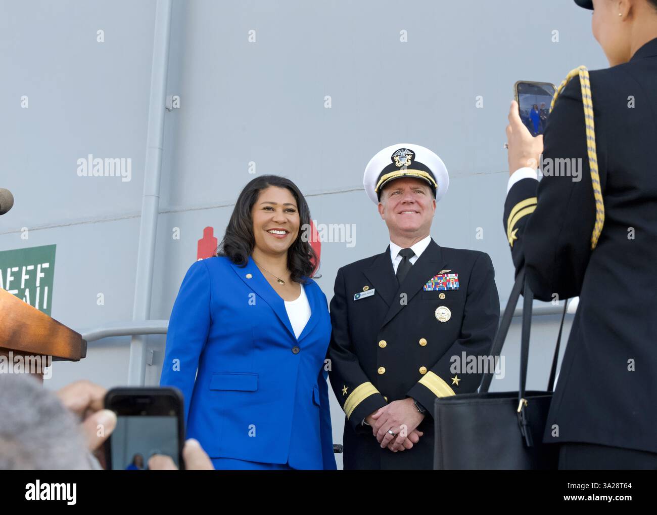San Francisco, KALIFORNIEN - 8. Oktober 2024: Konteradmiral Brad Rosen posiert für Fotos mit Bürgermeister London Breed bei der 43. Jährlichen Fleet Week Eröffnungszeremonie Stockfoto