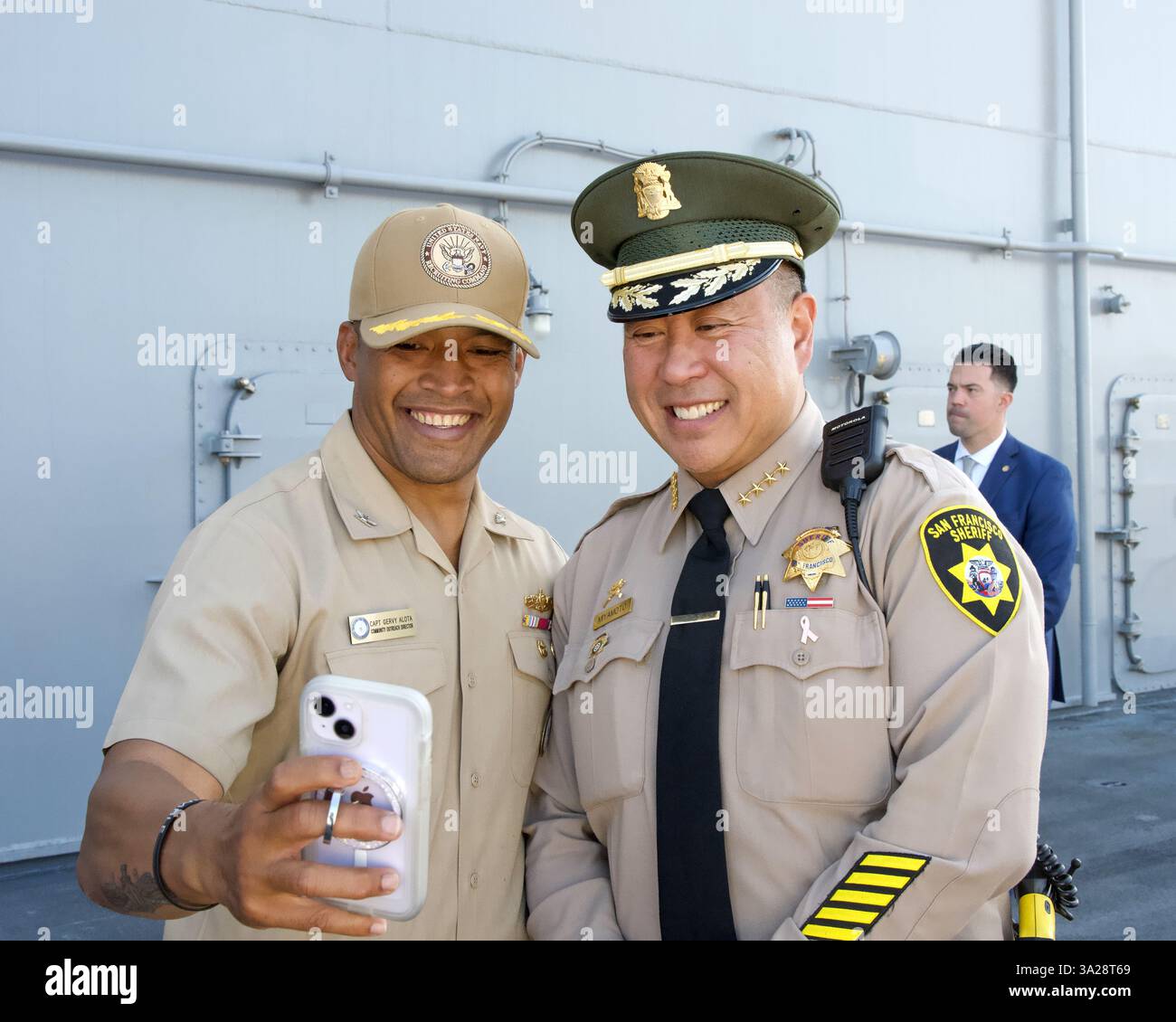 San Francisco, KALIFORNIEN - 8. Oktober 2024: Sheriff Paul Miyamoto macht Fotos mit der Besatzung der Marine bei der 43. Jährlichen Fleet Week Eröffnungszeremonie an Bord der USS TR Stockfoto