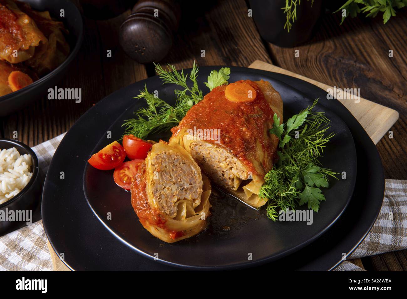 Kohl-Brötchen mit Reis und Hackfleisch nach Großmutters Rezept Stockfoto