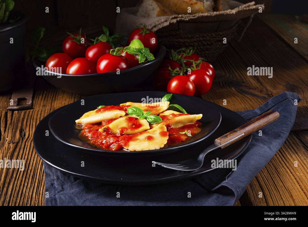 Ravioli alla genovese mit Basilikum und Tomatensauce Stockfoto