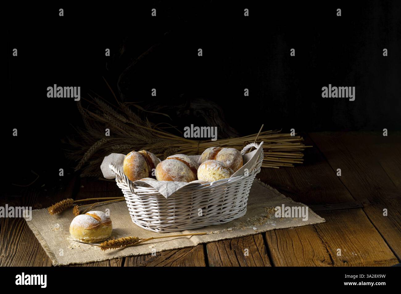 Hausgemachte Weizenbrötchen zum Frühstück Stockfoto
