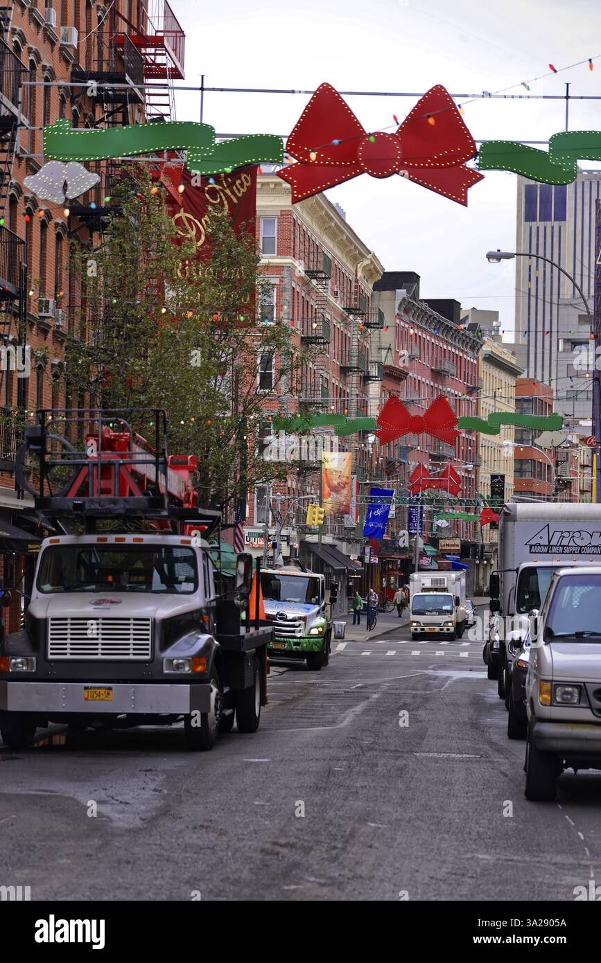 Manhattan, New York City, New York, USA, Nordamerika, belebte Straße mit Weihnachtsschmuck und vorbeifahrenden Fahrzeugen, Nordamerika Stockfoto