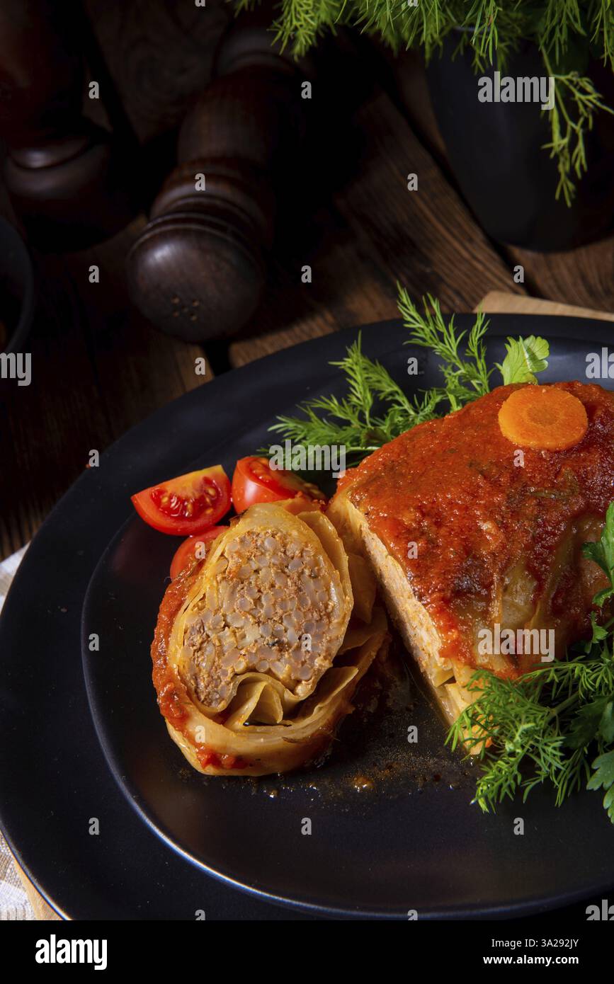 Kohl-Brötchen mit Reis und Hackfleisch nach Großmutters Rezept Stockfoto