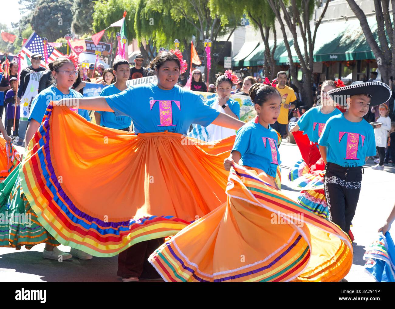 Half Moon Bay, CA - 19. Oktober 2024: Nicht identifizierte Teilnehmer des 52. Jährlichen Art and Pumpkin Festival, die an der Parade teilnehmen. Stockfoto