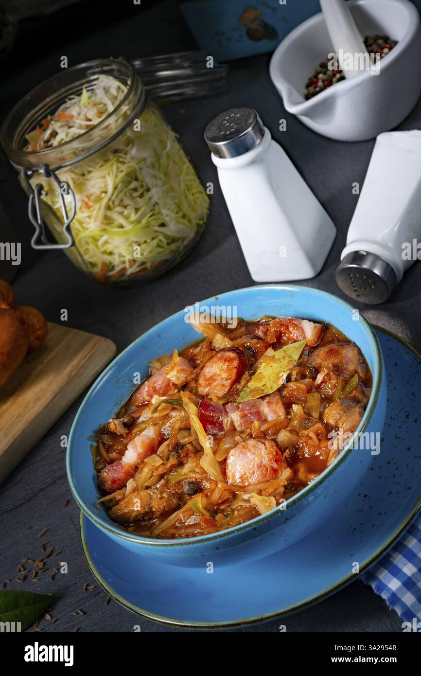 Polnische Bigos mit Wurst und Pilzen Stockfoto
