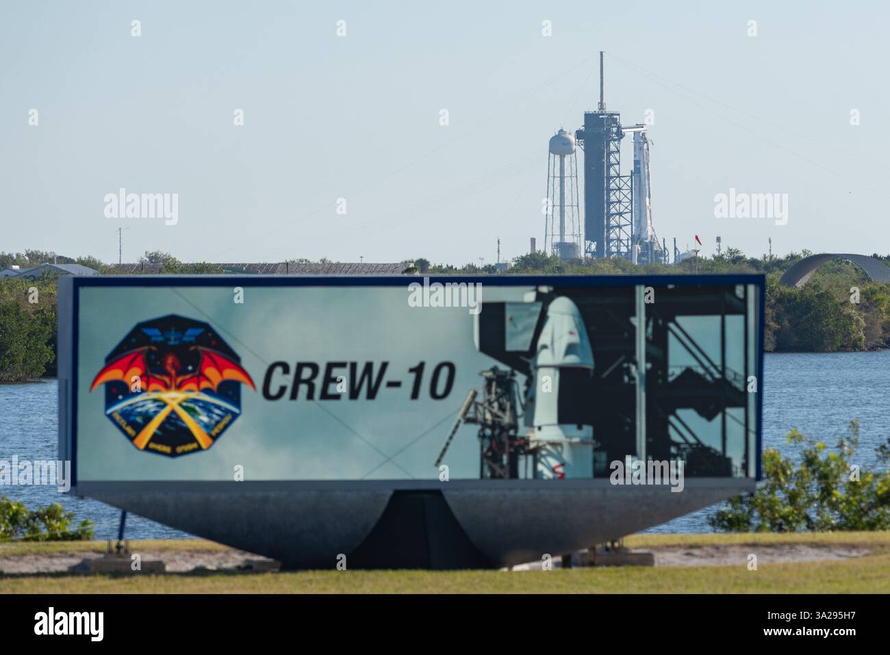 12. März 2025: Die Countdown-Uhr der NASA ist auf der Launch Complex 39 Press Site zu sehen und zeigt ein statisches Bild der Crew-10-Mission und der SpaceX Crew Dragon. SpaceX's Falcon 9 mit Crew Dragon Capsule ist im Hintergrund am Launch Complex 39A zu sehen, bevor die Crew-10-Mission später am Abend zur Space Station gestartet wird. Quelle: Brandon J. Moser/Alamy Live News Stockfoto