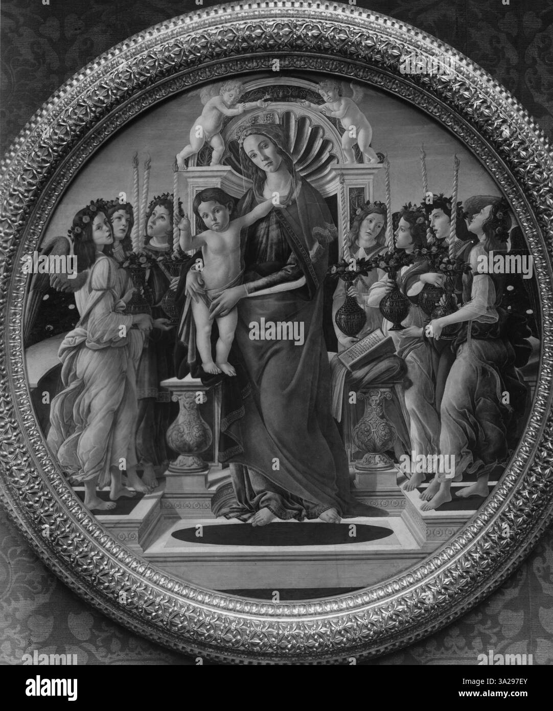 Botticellis „Maria mit dem Kind und Leuchter tragenden Engeln“ stellt die Jungfrau Maria mit dem Christuskind in einer ruhigen und harmonischen Komposition dar, begleitet von Engeln mit einem Kerzenhalter. Stockfoto