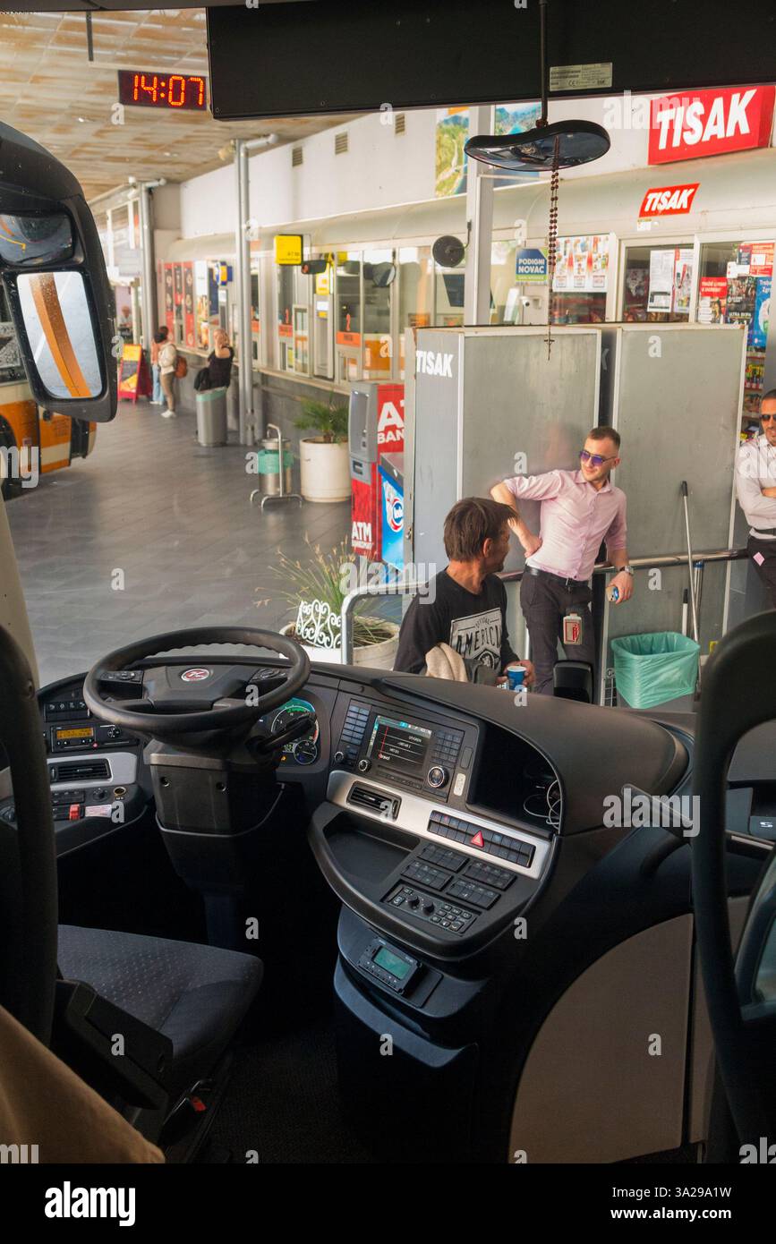 Blick auf die Windschutzscheibe des Fahrers aus einer öffentlichen Busfahrt an der Bushaltestelle auf der Fernfahrt auf der Autobahn Split/Dubrovnik in Kroatien. (138) Stockfoto