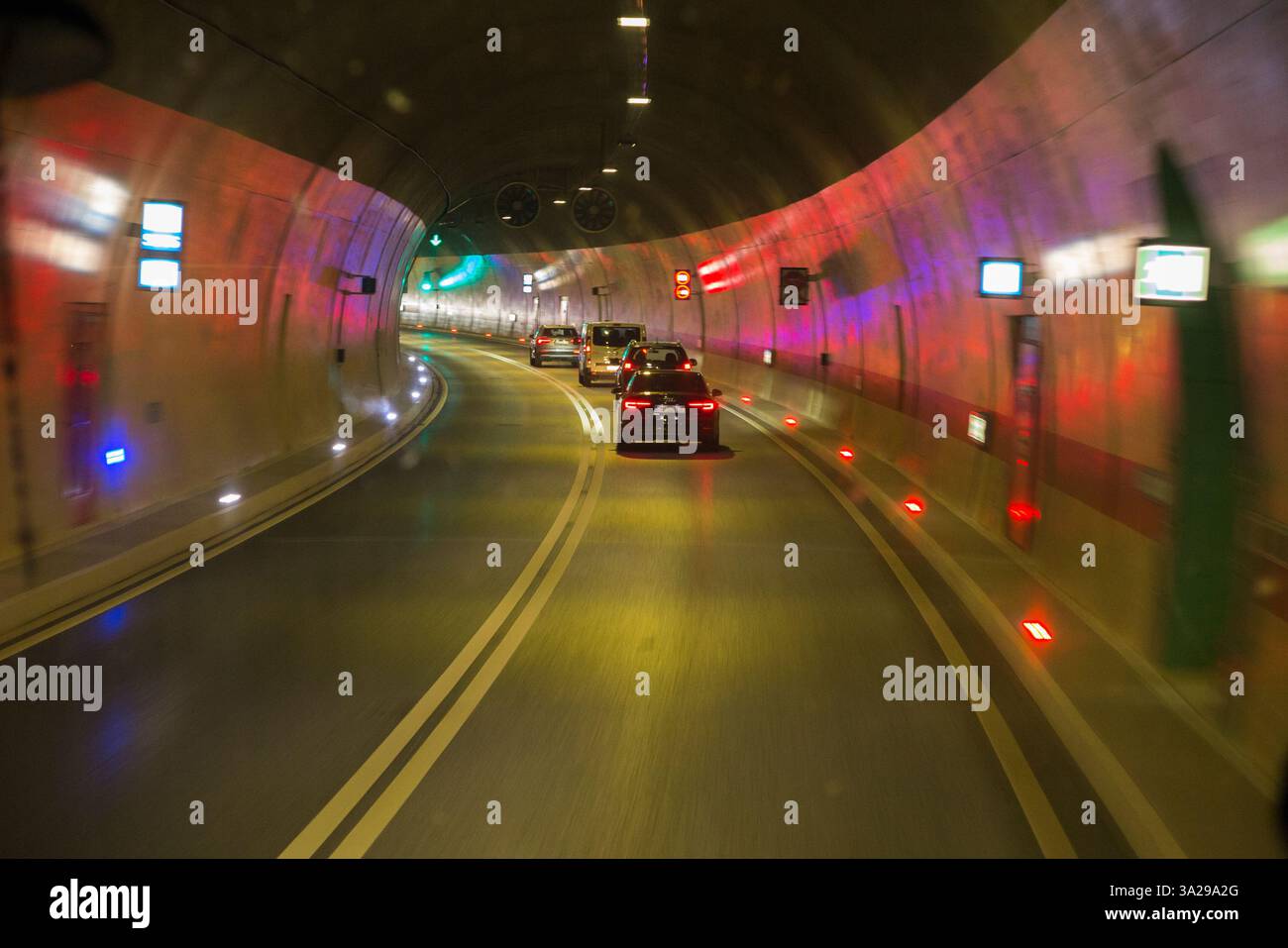 Fahrer Blick auf die Windschutzscheibe von einer öffentlichen Busfahrt im Fernbus, der durch einen mit künstlichem Licht beleuchteten Straßentunnel auf der gut gepflegten neuen Autobahn zwischen Split und Dubrovnik in Kroatien fährt. (138) Stockfoto