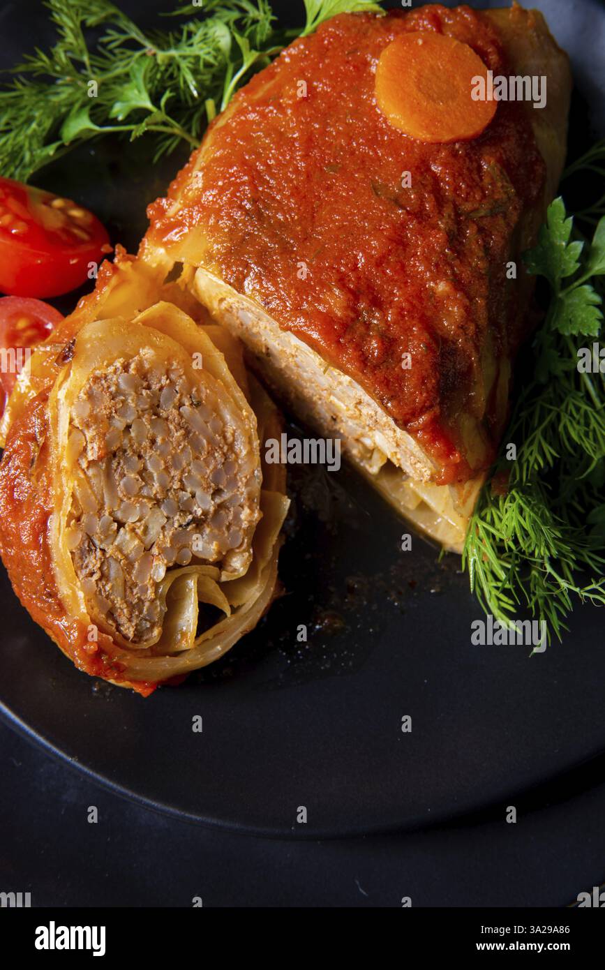 Kohl-Brötchen mit Reis und Hackfleisch nach Großmutters Rezept Stockfoto