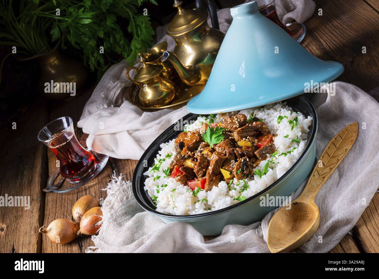Tajin-Rindereintopf mit Reis, Paprika und Sesamsamen Stockfoto
