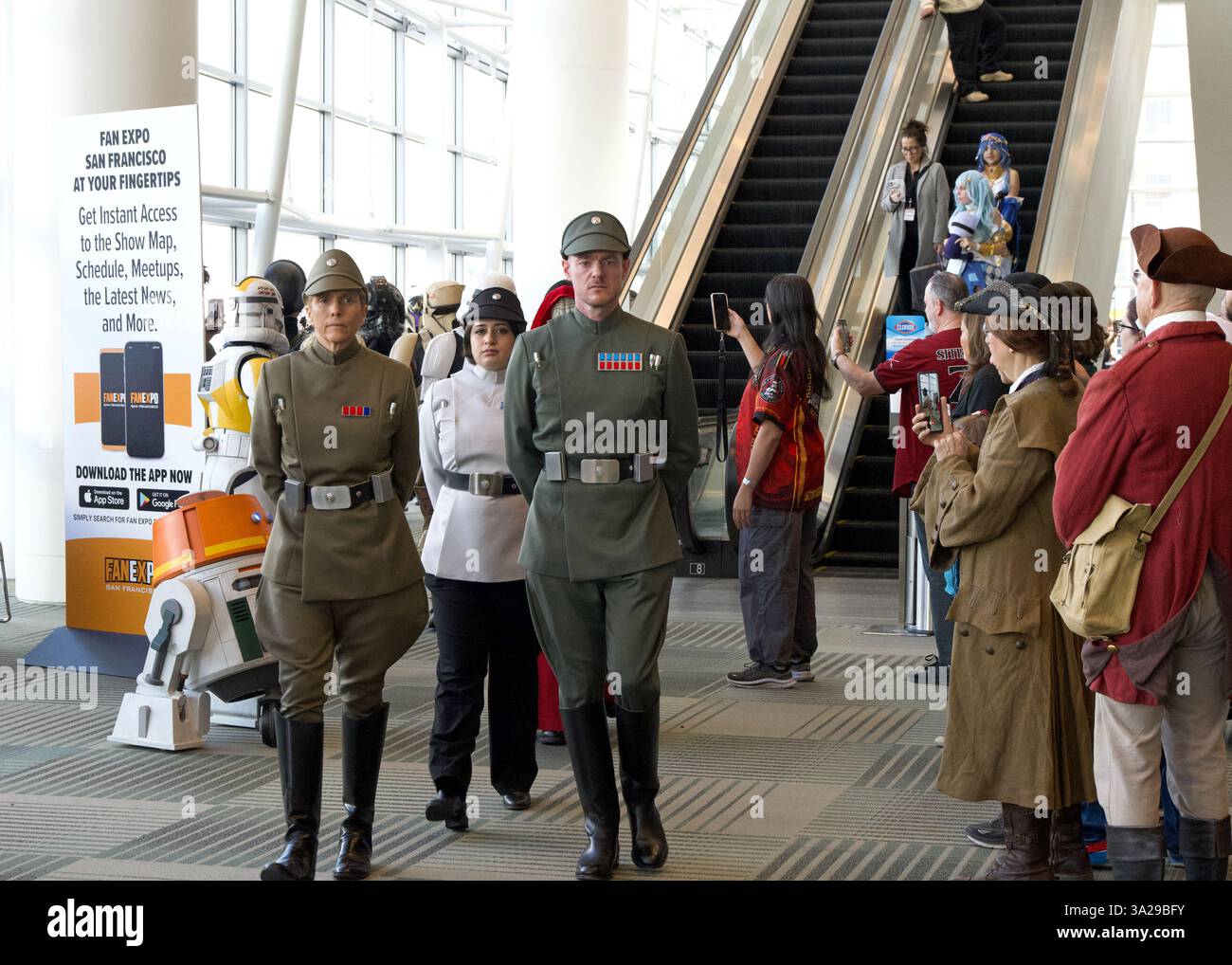 San Francisco, KALIFORNIEN - 1. Dezember 2024: Cosplay-Teilnehmer auf der Fan Expo feiern ihre Lieblings-Fandoms und bringen ihre Leidenschaft für fiktive Saibling zum Ausdruck Stockfoto