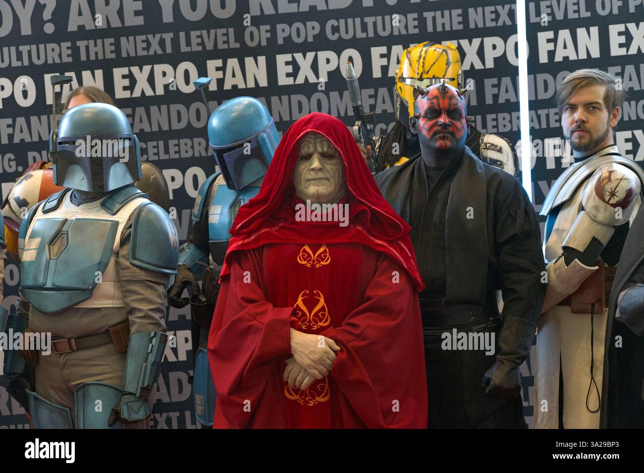 San Francisco, KALIFORNIEN - 1. Dezember 2024: Cosplay-Teilnehmer auf der Fan Expo feiern ihre Lieblings-Fandoms und bringen ihre Leidenschaft für fiktive Saibling zum Ausdruck Stockfoto
