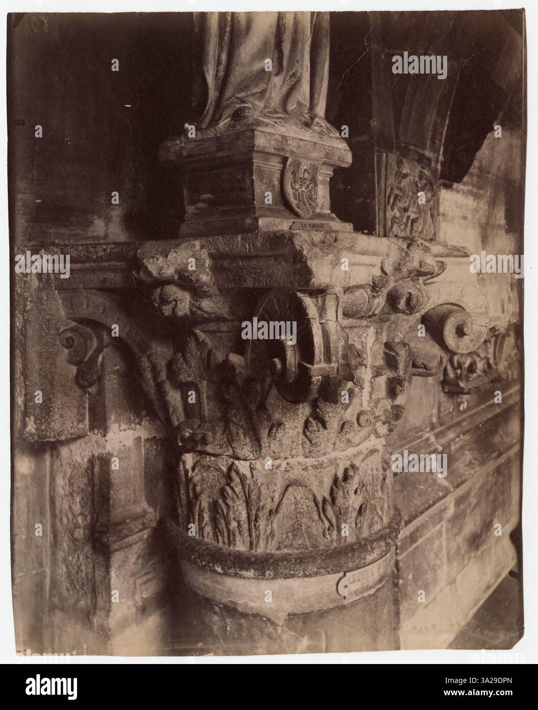 Atgets Bild der Kapiteaux (Kapitelle) im Hôtel de Ville fängt die architektonischen Feinheiten dieser mittelalterlichen Steinschnitzereien ein und unterstreicht deren historischen und künstlerischen Wert. Stockfoto