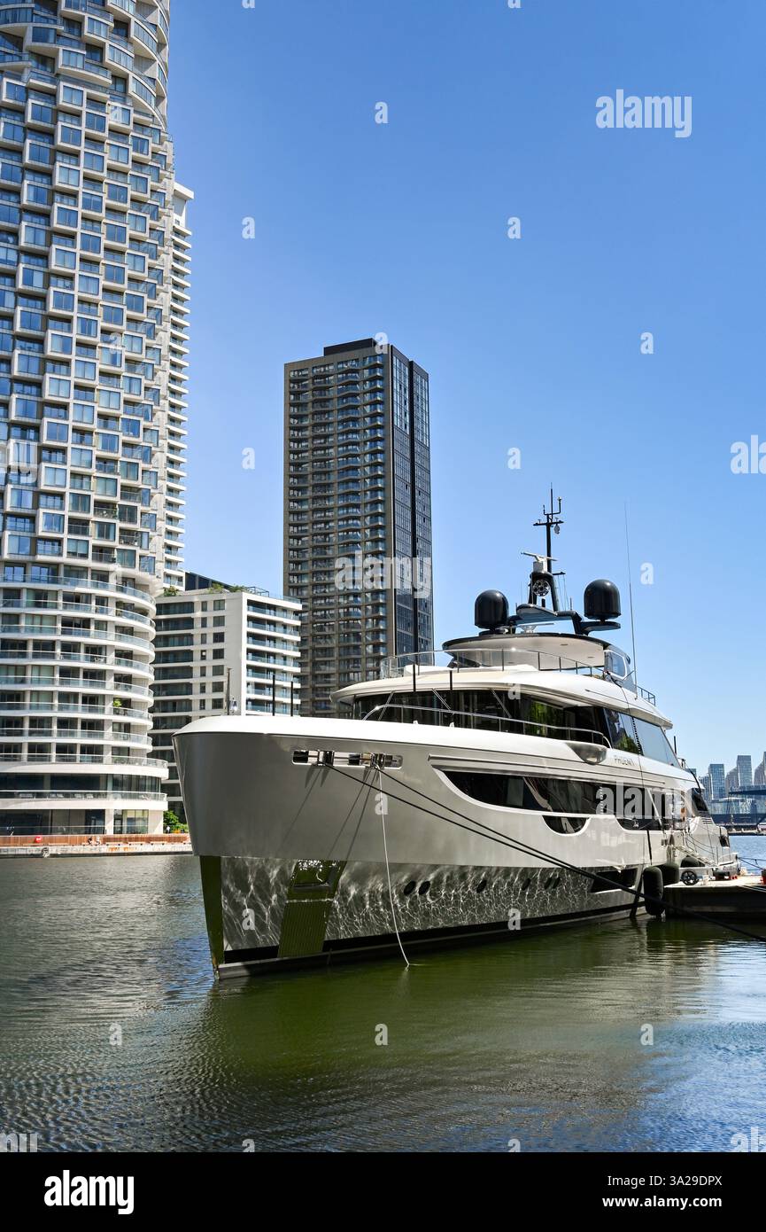 London, England - 222. Juni 2022: Luxusmotoryacht Phoenix liegt im West India Dock in Canary Wharf Stockfoto