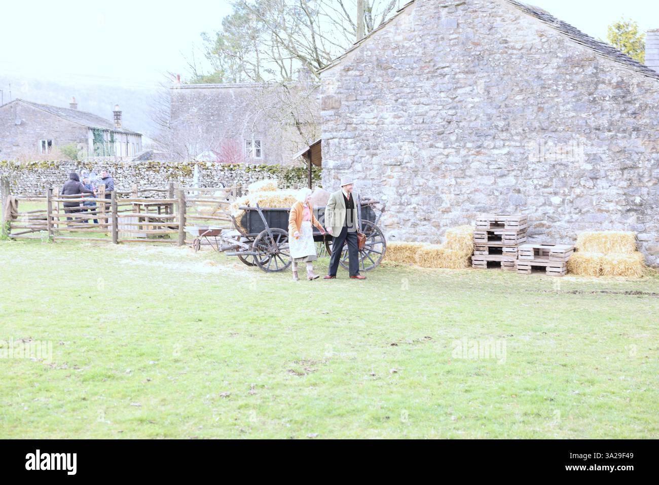 Dreharbeiten aller Kreaturen Groß und Klein in Arncliffe, North Yorkshire, Großbritannien (12. März 2025). Mit Samuel West Stockfoto