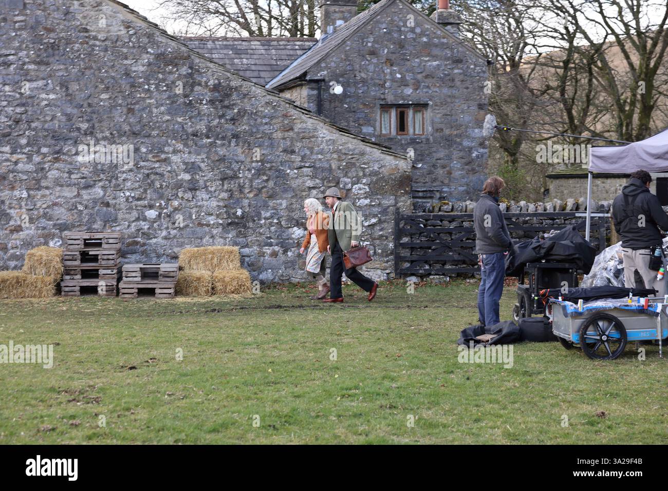 Dreharbeiten aller Kreaturen Groß und Klein in Arncliffe, North Yorkshire, Großbritannien (12. März 2025). Mit Samuel West Stockfoto
