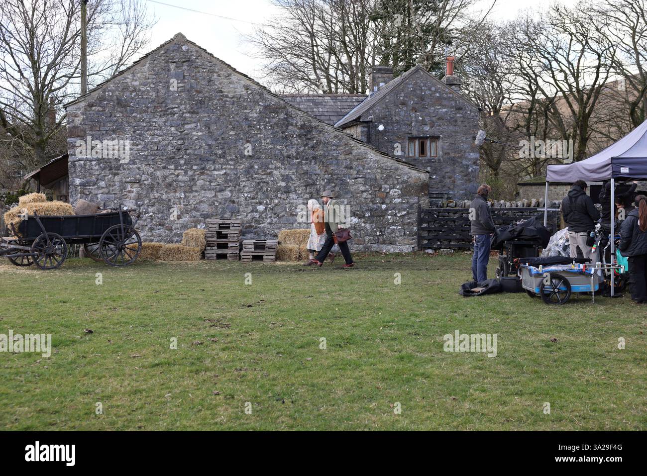 Dreharbeiten aller Kreaturen Groß und Klein in Arncliffe, North Yorkshire, Großbritannien (12. März 2025). Mit Samuel West Stockfoto