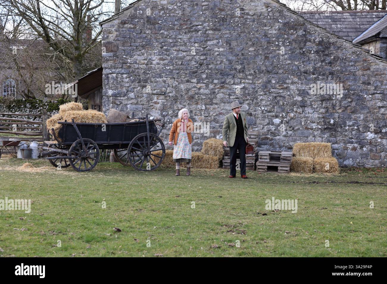 Dreharbeiten aller Kreaturen Groß und Klein in Arncliffe, North Yorkshire, Großbritannien (12. März 2025). Mit Samuel West Stockfoto