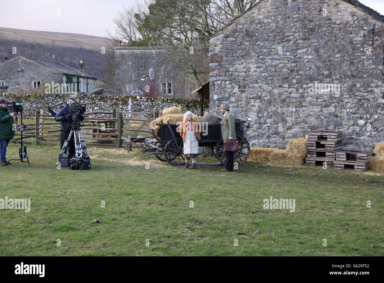 Dreharbeiten aller Kreaturen Groß und Klein in Arncliffe, North Yorkshire, Großbritannien (12. März 2025). Mit Samuel West Stockfoto