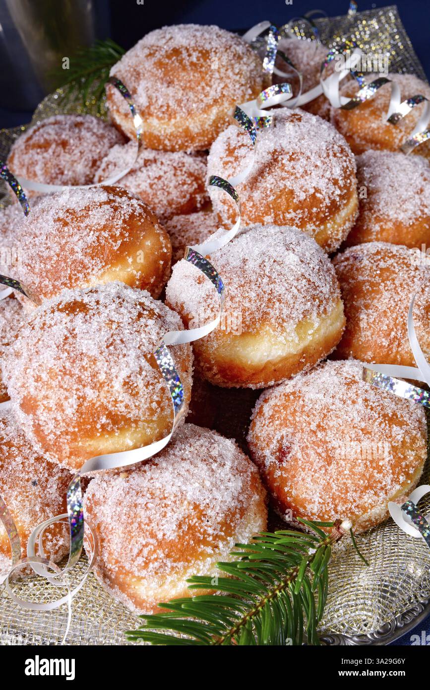 Feine Berliner Donuts mit Marmelade Füllung und Vereisung Stockfoto