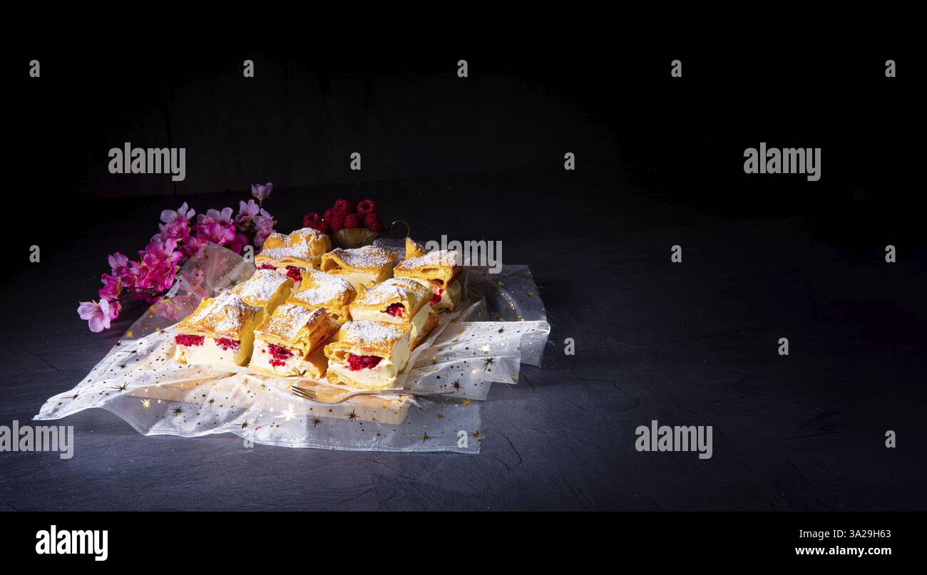 Karpatka, ein köstlicher polnischer Puddingkuchen Stockfoto