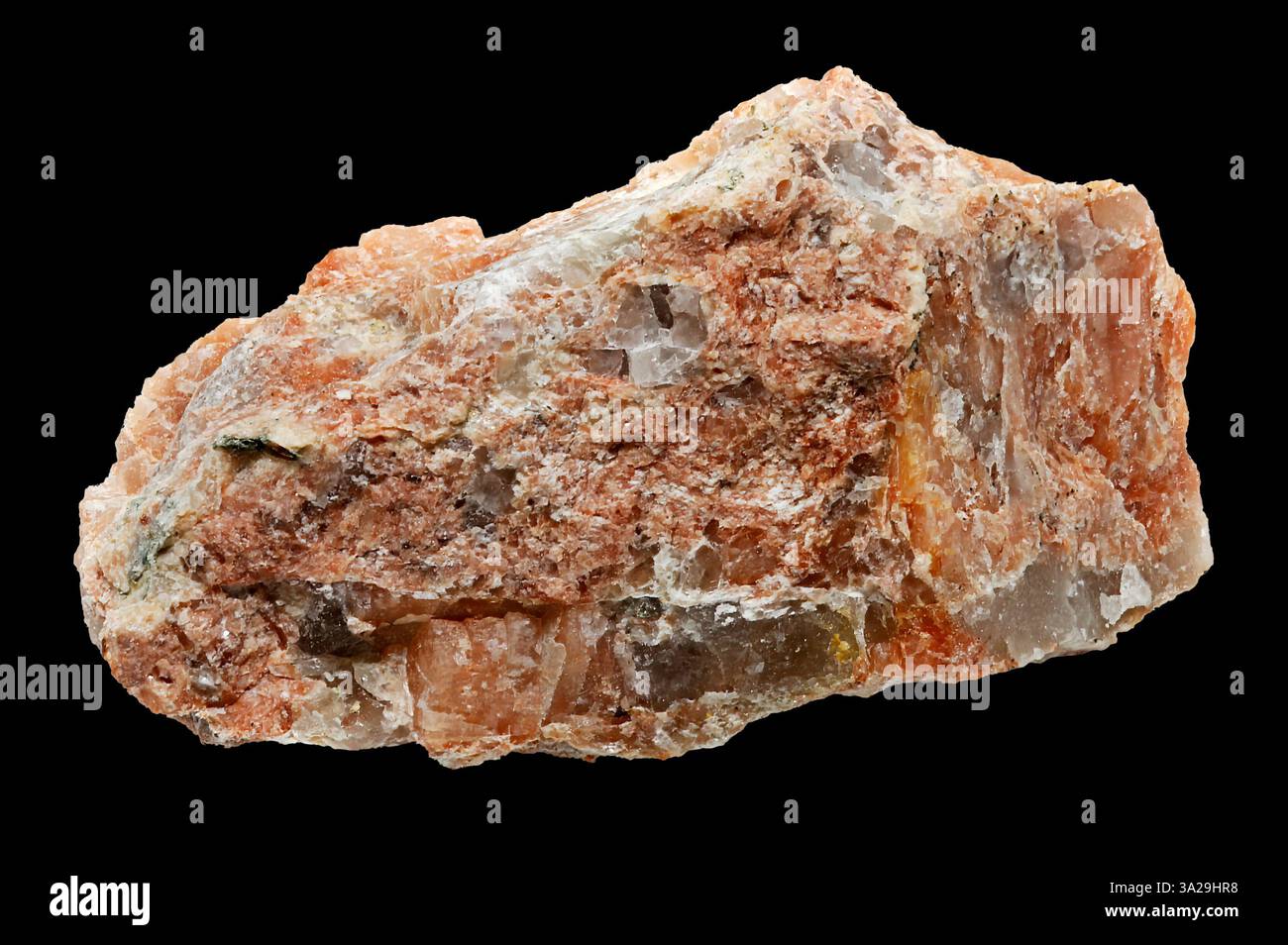 Feldspat Pegmatit, ein magmatisches Gestein, Quebec, Kanada. Schwarzer Hintergrund Stockfoto