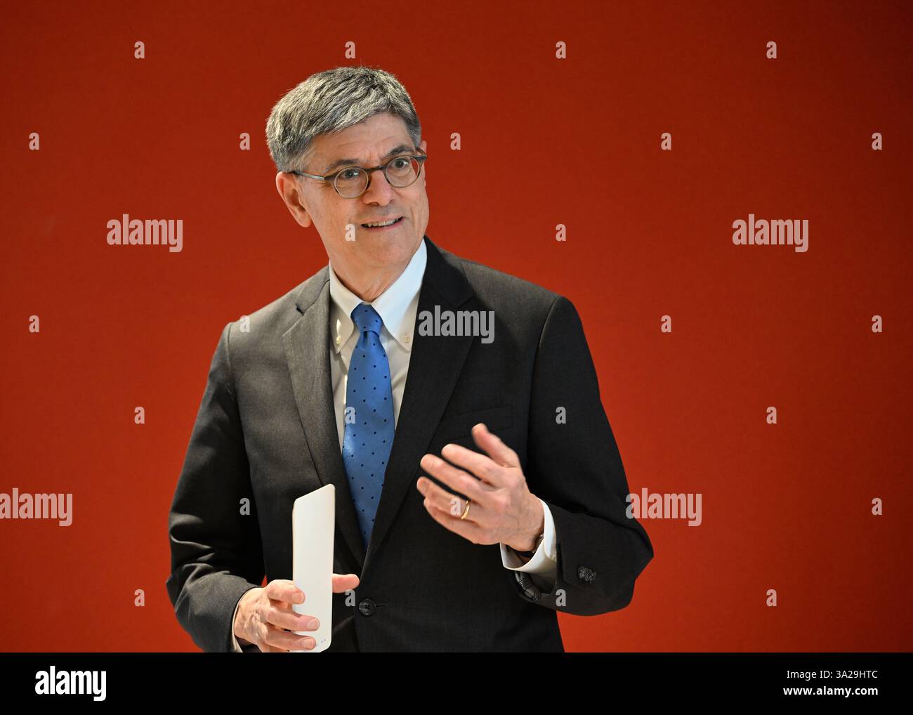 Jerusalem, Israel. 14. Januar 2025. U. Jack Lew, Botschafter in Israel, hält Abschiedsbemerkungen während der Eröffnung der Verlängerung der Kaduri-Botschaft am 14. Januar 2025 in Jerusalem, Israel. Foto: David Azagury/US State Department/Alamy Live News Stockfoto