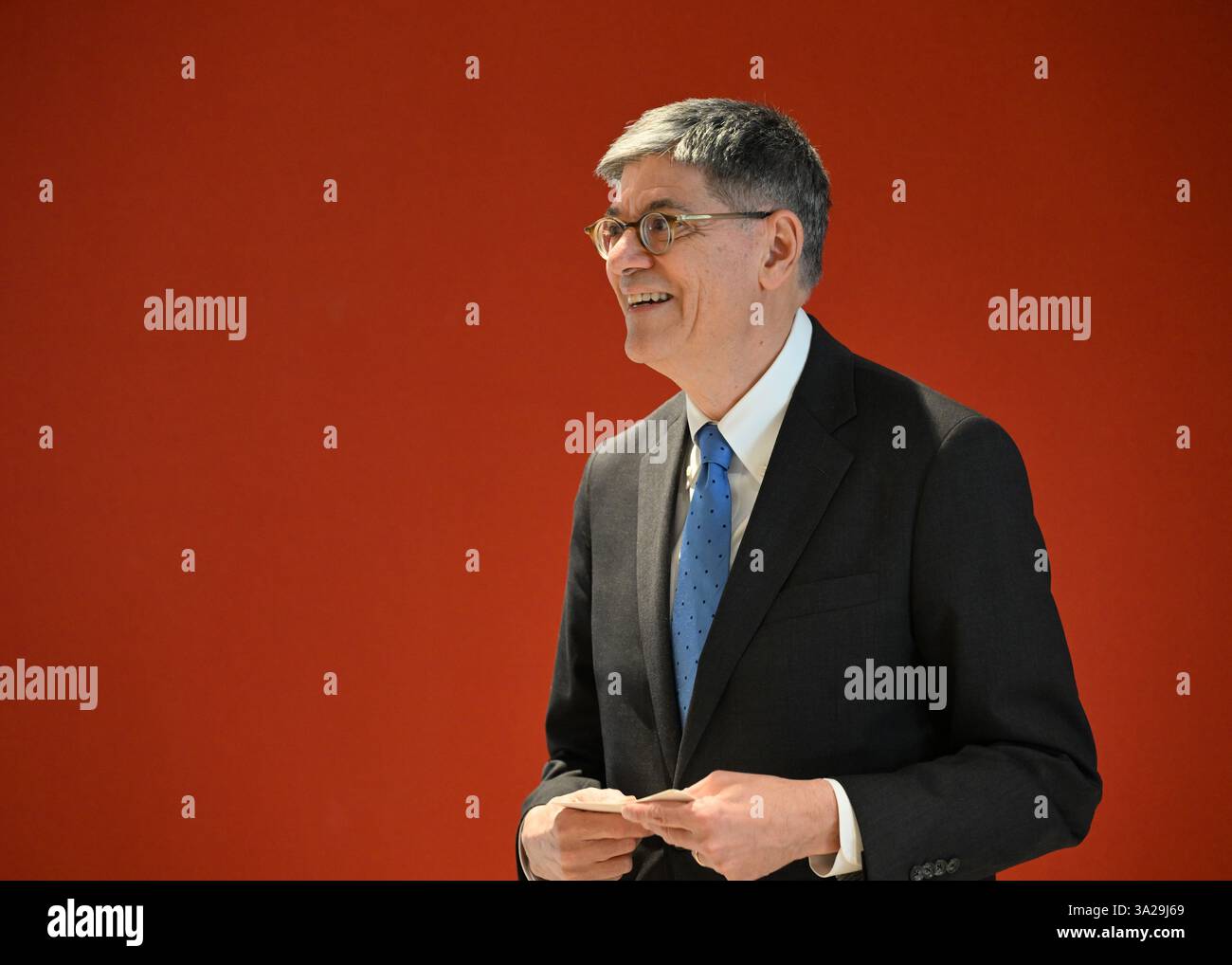 Jerusalem, Israel. 14. Januar 2025. U. Jack Lew, Botschafter in Israel, hält Abschiedsbemerkungen während der Eröffnung der Verlängerung der Kaduri-Botschaft am 14. Januar 2025 in Jerusalem, Israel. Foto: David Azagury/US State Department/Alamy Live News Stockfoto