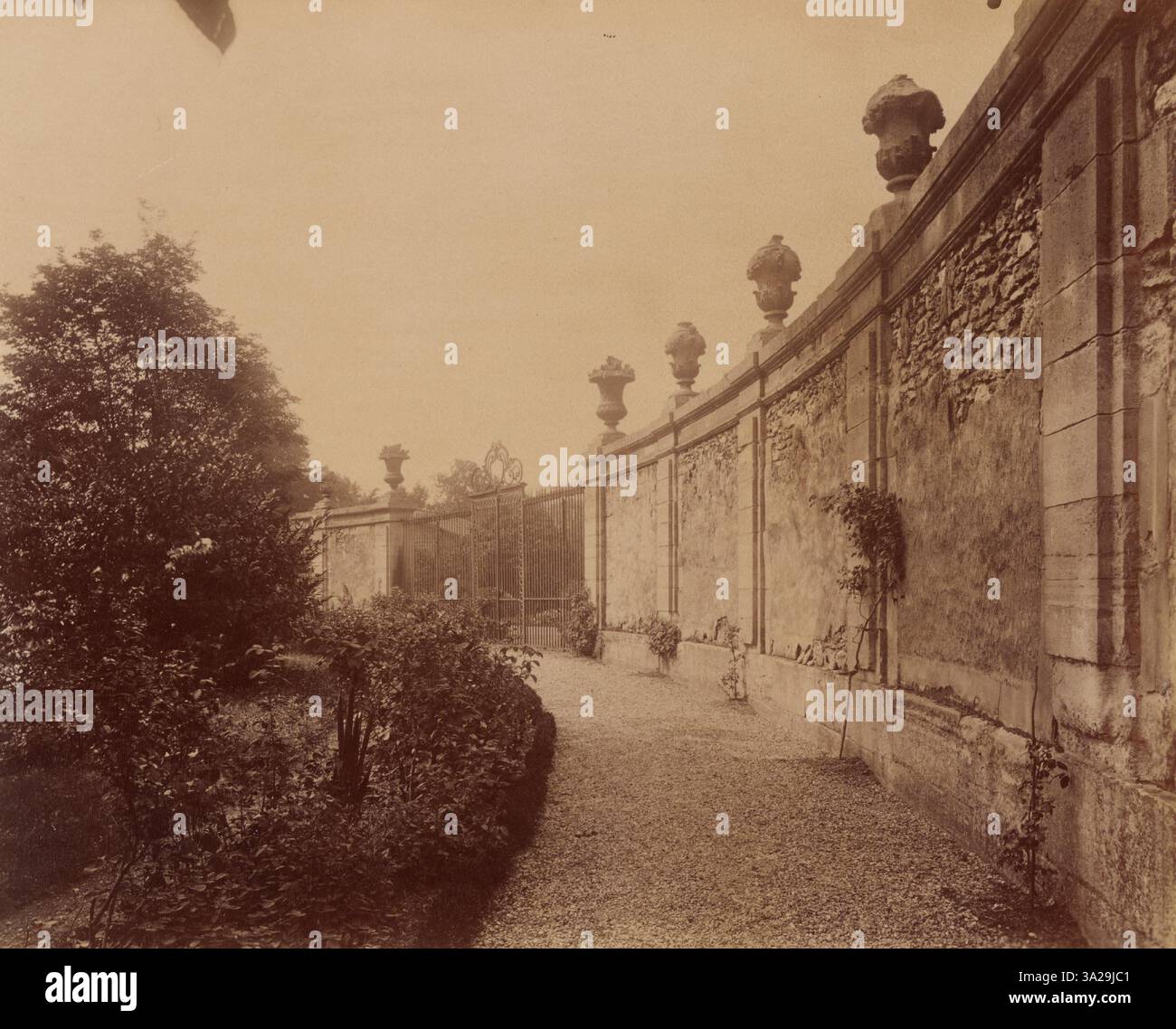 Ein Foto des ehemaligen Château Louis XV in Choisy-le-ROI, das seine großartige Architektur und historische Bedeutung zeigt. Stockfoto