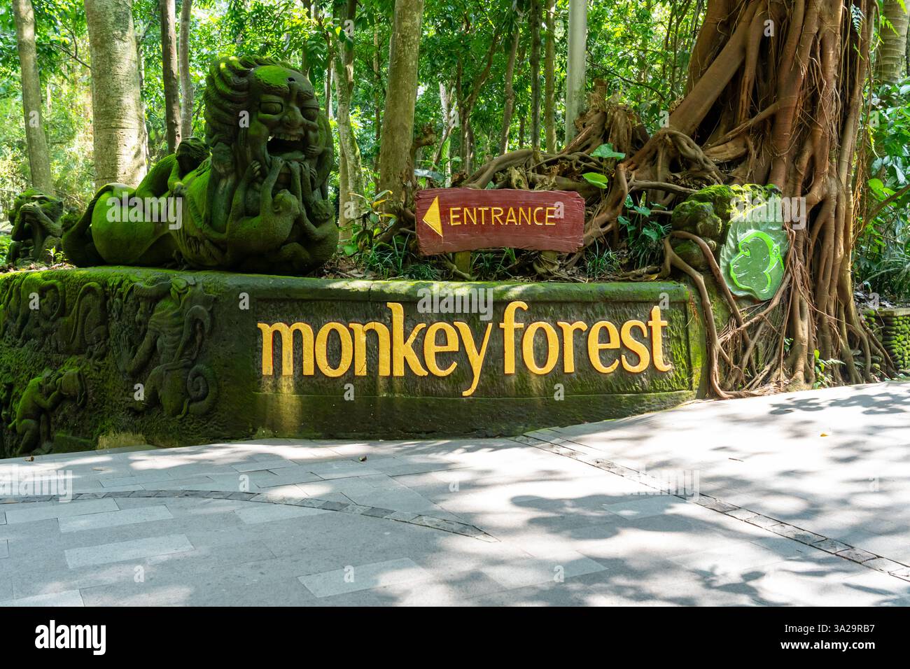 Ubud, Bali, Indonesien - 7. Januar 2025: Affenwald-Schild in Ubud, Bali, Indonesien. Stockfoto