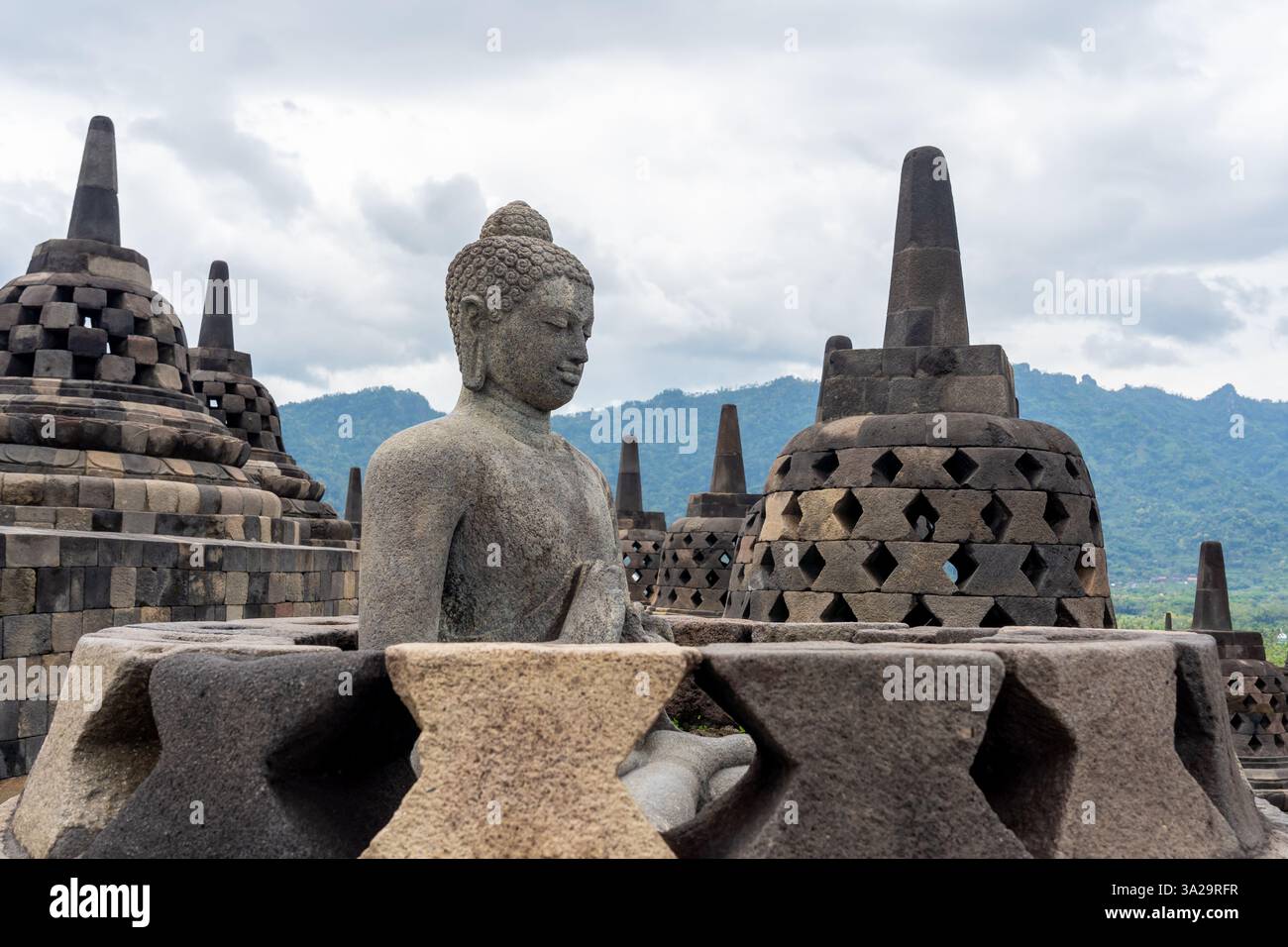 Eine Buddha-Statue aus Stein im Borobudur-Tempel in Zentral-Java, Indonesien. Der Borobudur-Tempel ist der größte buddhistische Tempel der Welt. Stockfoto