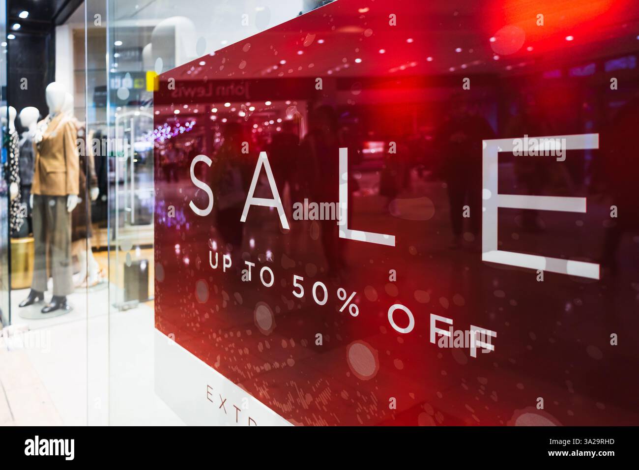 Großes rotes Verkaufsschild an einem Schaufenster für Rabatte von bis zu 50 Prozent Stockfoto