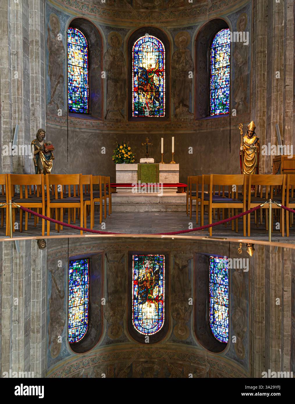 Altar und Buntglasfenster im Dom St. Blasii, Braunschweig. Stockfoto
