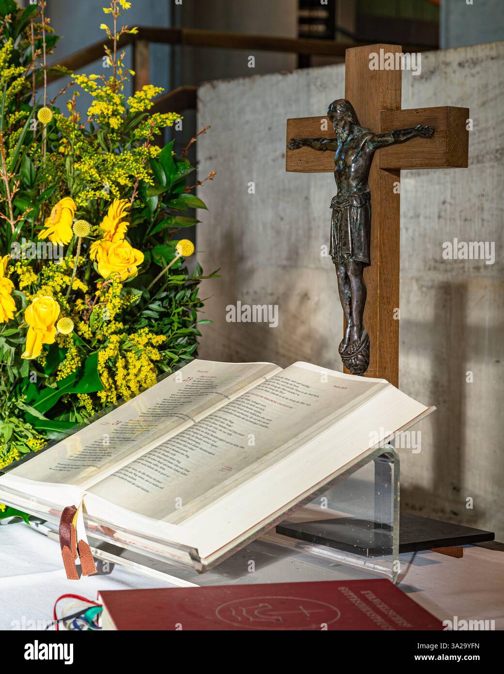 Kruzifix und Bibel im Dom St. Blasii, Braunschweig. Stockfoto