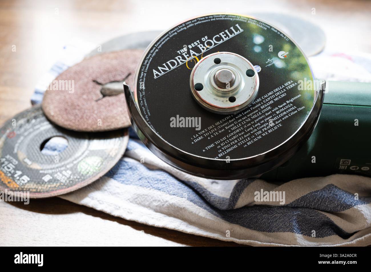 Andrea Bocelli DVD auf einem Winkelschleifer Stockfoto