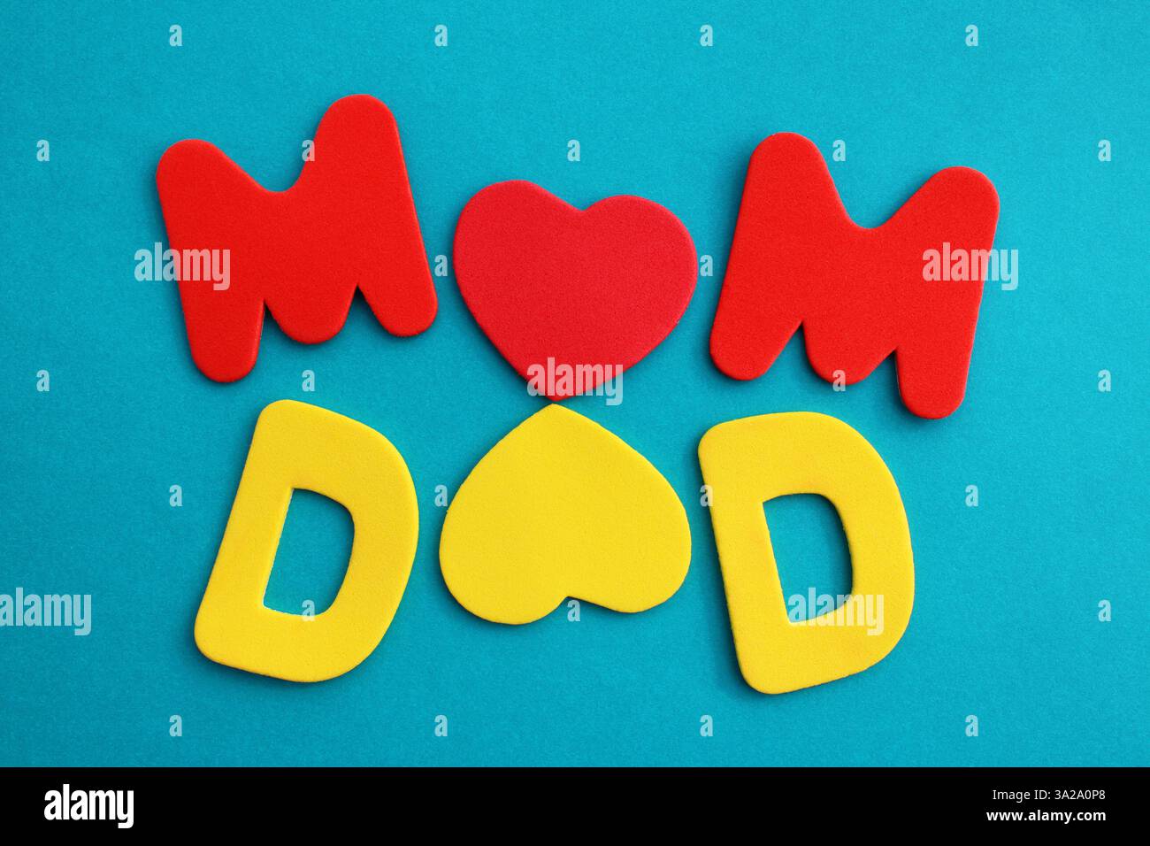 Herzen ersetzen Buchstaben in den Worten MOM und DAD Stockfoto