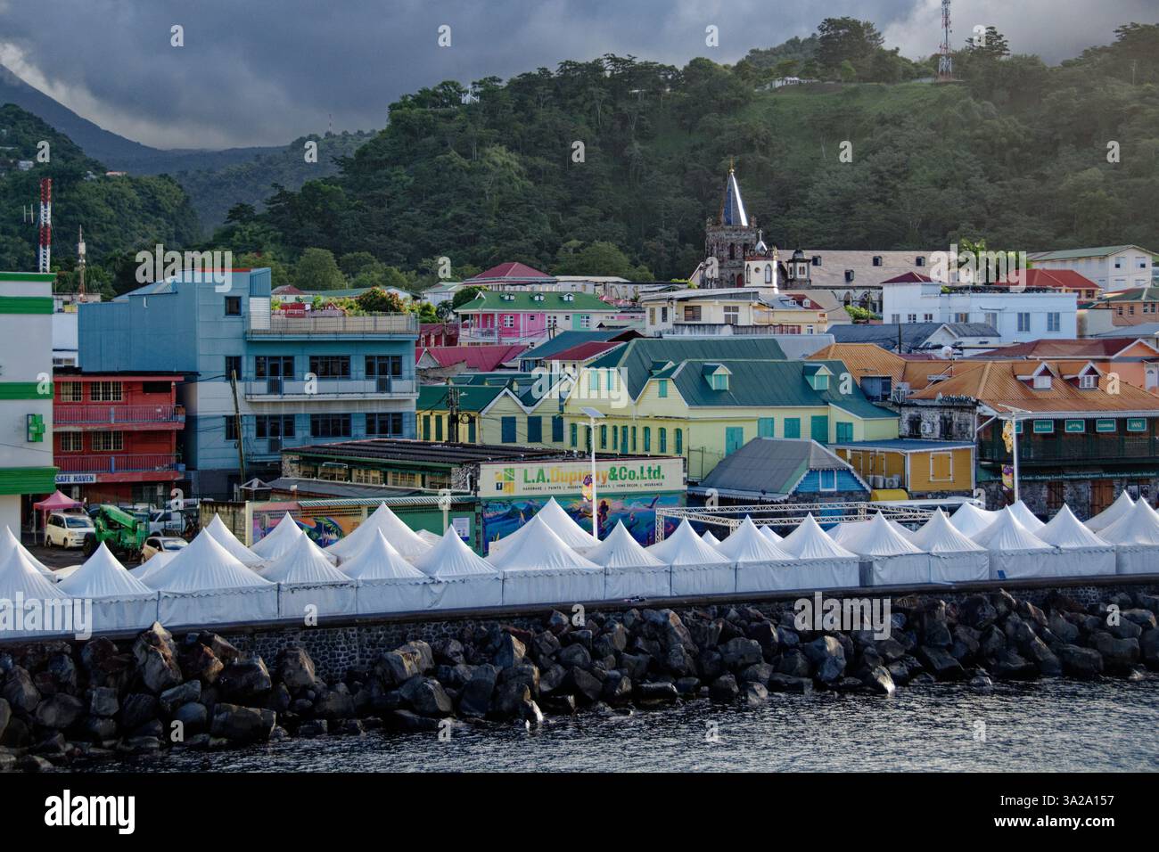 Dominica Roseau Hafen Handwerksstände - Bild vom Meer. Zeigt die Gipfeldächer mit der Stadt im Hintergrund. Stockfoto