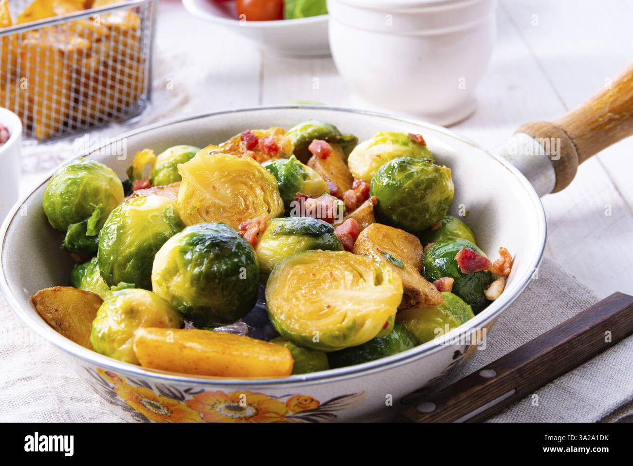 Gebratene Rosenkohl mit Honig und Sesamsamen aus dem Ofen Stockfoto