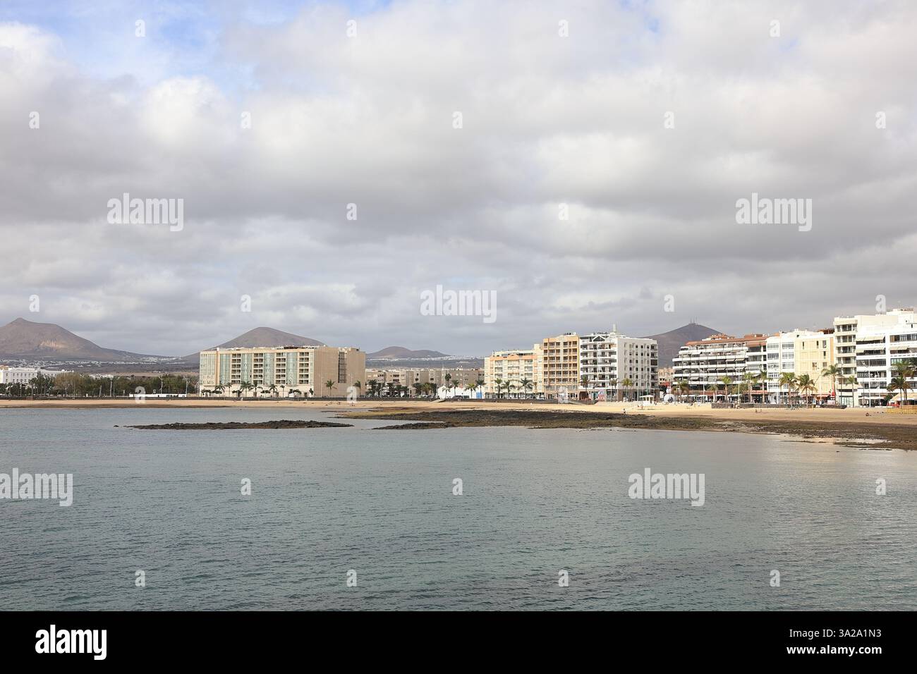 Blick auf Playa Del Reducto in Arrecife. Arrecife ist die Hauptstadt von Lanzarote, einer der spanischen Kanarischen Inseln. Stockfoto