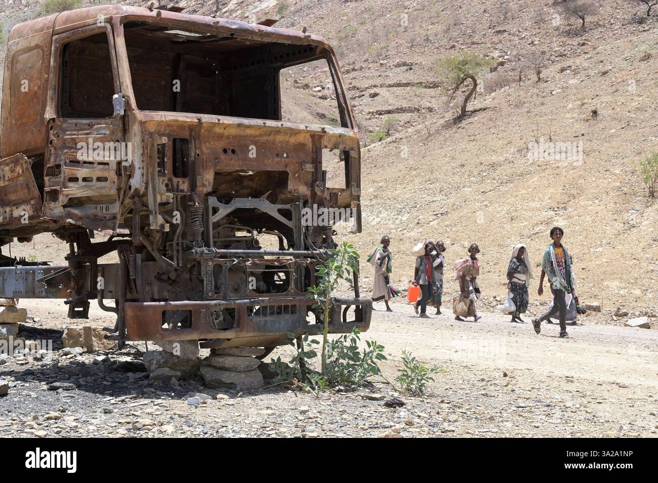 ÄTHIOPIEN, Tigray, Dorf SHEWEATE HUGUM, Tigray war 2020-2022 zwischen den mit der äthiopischen Bundesregierung und Eritrea verbündeten Kräften und der Tigray Volksbefreiungsfront TPLF, zerstörte russische Armeefahrzeuge der eritreischen Truppen / Äthiopien, Tigray, Folgen des Tigray Krieges 2020–2022, im Krieg von der TPLF zerstörte Armeefahrzeuge der eritreischen Truppen Stockfoto