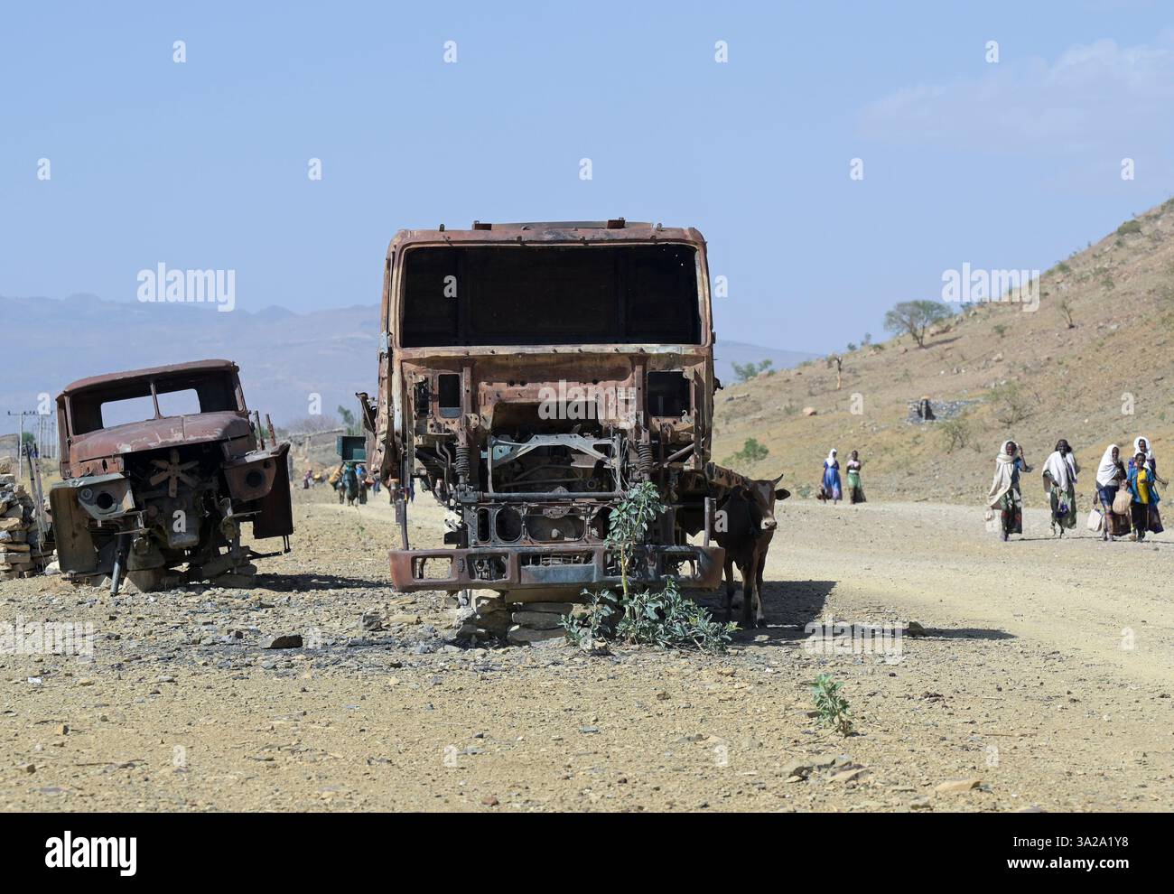 ÄTHIOPIEN, Tigray, Dorf SHEWEATE HUGUM, Tigray war 2020-2022 zwischen den mit der äthiopischen Bundesregierung und Eritrea verbündeten Kräften und der Tigray Volksbefreiungsfront TPLF, zerstörte russische Armeefahrzeuge der eritreischen Truppen / Äthiopien, Tigray, Folgen des Tigray Krieges 2020–2022, im Krieg von der TPLF zerstörte Armeefahrzeuge der eritreischen Truppen Stockfoto