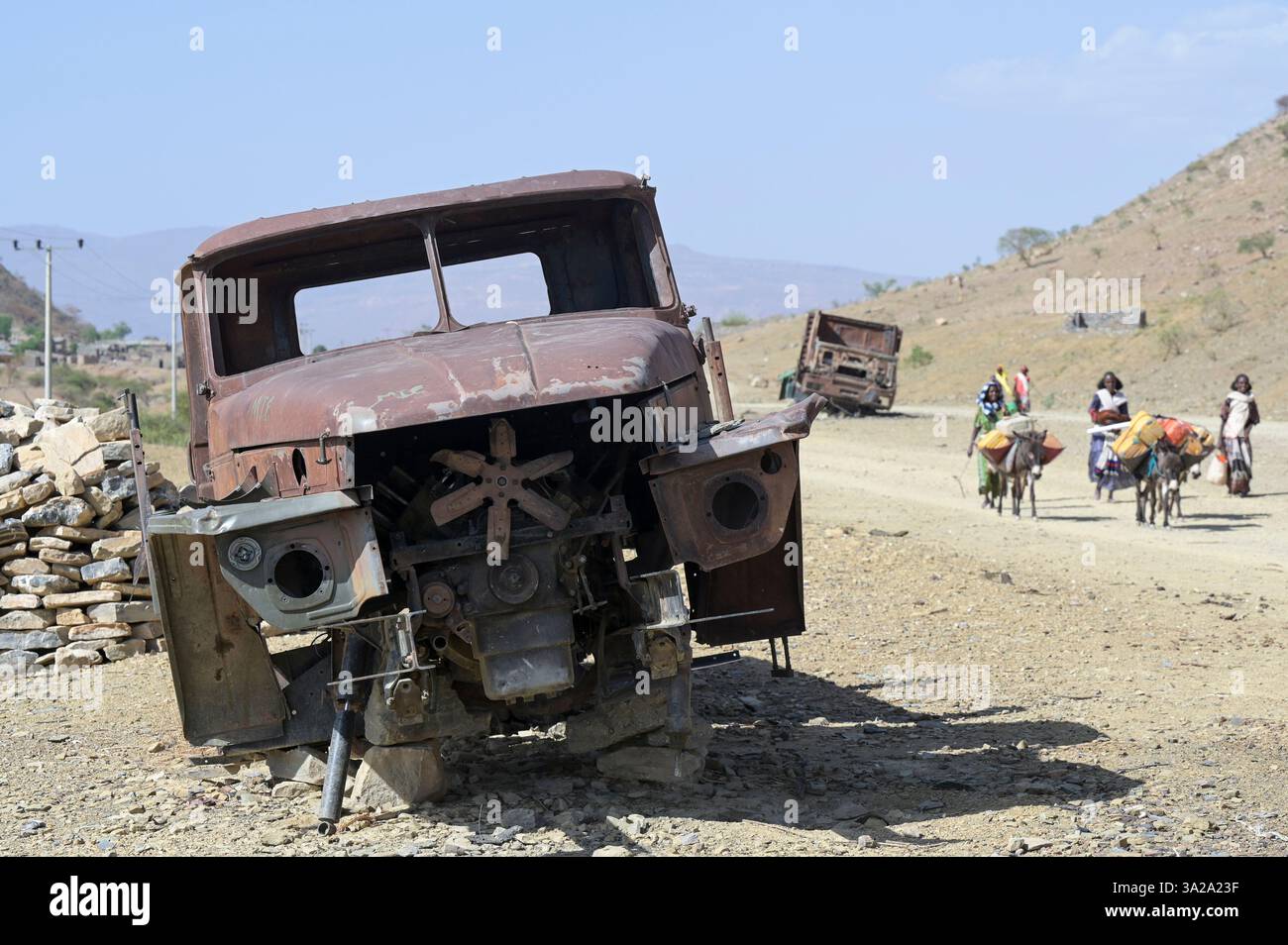 ÄTHIOPIEN, Tigray, Dorf SHEWEATE HUGUM, Tigray war 2020-2022 zwischen Truppen, die mit der äthiopischen Bundesregierung und Eritrea verbündet sind, und der Tigray Volksbefreiungsfront TPLF, zerstörte den russischen Armeefahrzeuge der eritreischen Truppen Ural 4320 / Äthiopien, Tigray, Folgen des Tigray Kriege 2020-2022, im Krieg von der TPLF zerstörte Armeefahrzeuge der eritreischen Truppen Stockfoto