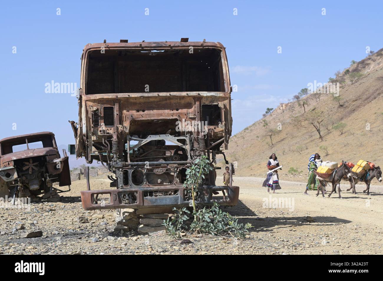 ÄTHIOPIEN, Tigray, Dorf SHEWEATE HUGUM, Tigray war 2020-2022 zwischen den mit der äthiopischen Bundesregierung und Eritrea verbündeten Kräften und der Tigray Volksbefreiungsfront TPLF, zerstörte russische Armeefahrzeuge der eritreischen Truppen / Äthiopien, Tigray, Folgen des Tigray Krieges 2020–2022, im Krieg von der TPLF zerstörte Armeefahrzeuge der eritreischen Truppen Stockfoto