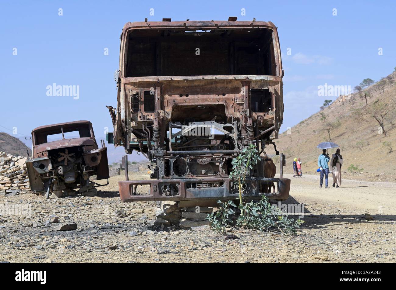 ÄTHIOPIEN, Tigray, Dorf SHEWEATE HUGUM, Tigray war 2020-2022 zwischen den mit der äthiopischen Bundesregierung und Eritrea verbündeten Kräften und der Tigray Volksbefreiungsfront TPLF, zerstörte russische Armeefahrzeuge der eritreischen Truppen / Äthiopien, Tigray, Folgen des Tigray Krieges 2020–2022, im Krieg von der TPLF zerstörte Armeefahrzeuge der eritreischen Truppen Stockfoto